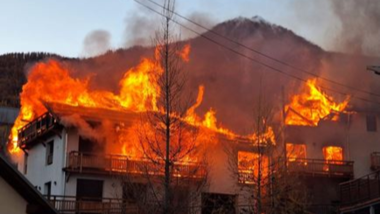 Hautes Alpes Une Vingtaine De Pompiers Toujours Mobilis S Apr S L