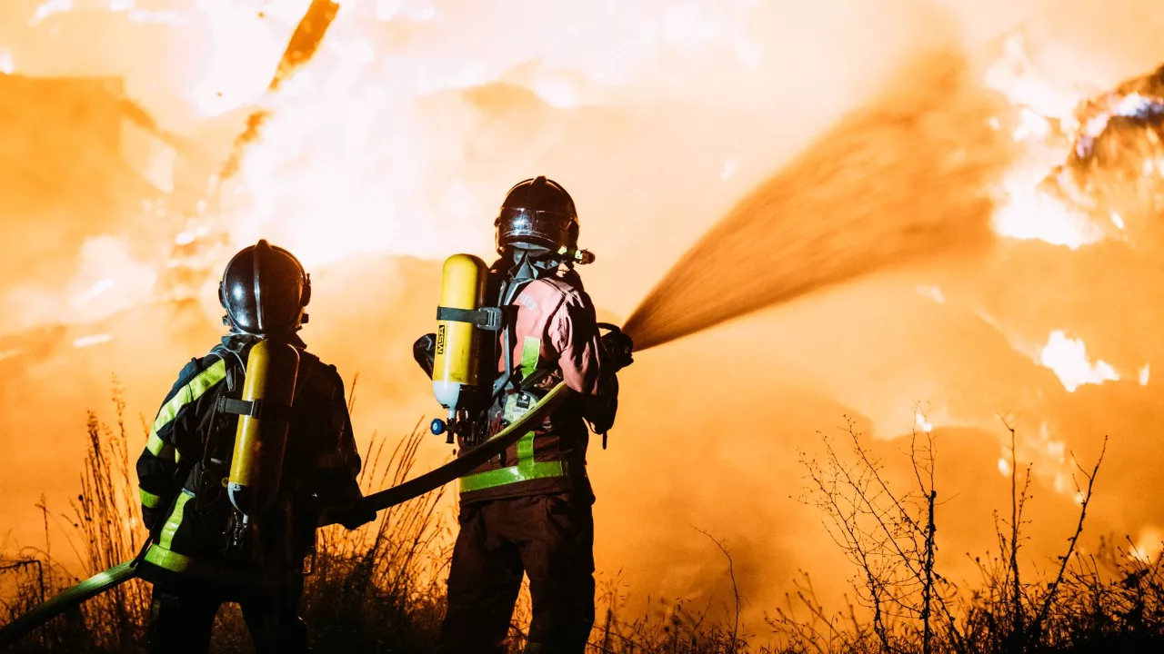 Haute-Provence : feu de sous-bois à Gréoux-les-Bains