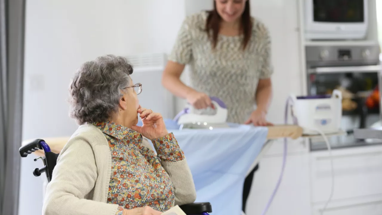 Hautes-Alpes : des conseillers départementaux dans la peau d’aides à domicile