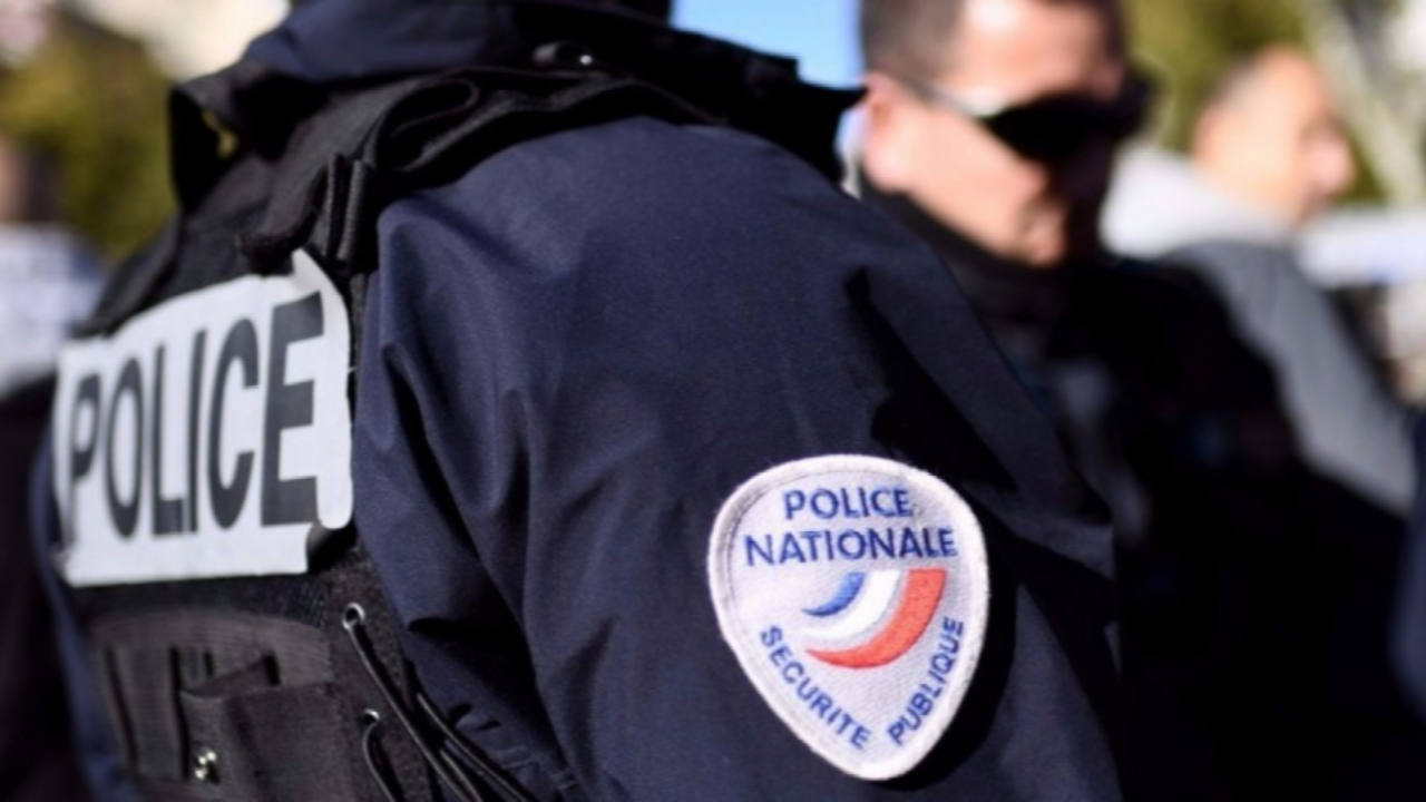 Préfecture de Police on X: Hier soir à #Aubervilliers, un homme prend la  fuite à la vue des 👮‍♀️👮‍♂️, se débarrassant d'un téléphone. Son contrôle  révèle alors un brassard POLICE et une