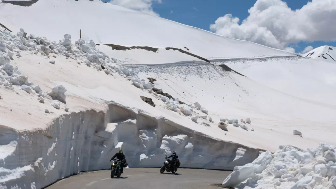 Alpes de Haute-Provence : col de la Bonette, les agents viennent à bout des quantités de neige