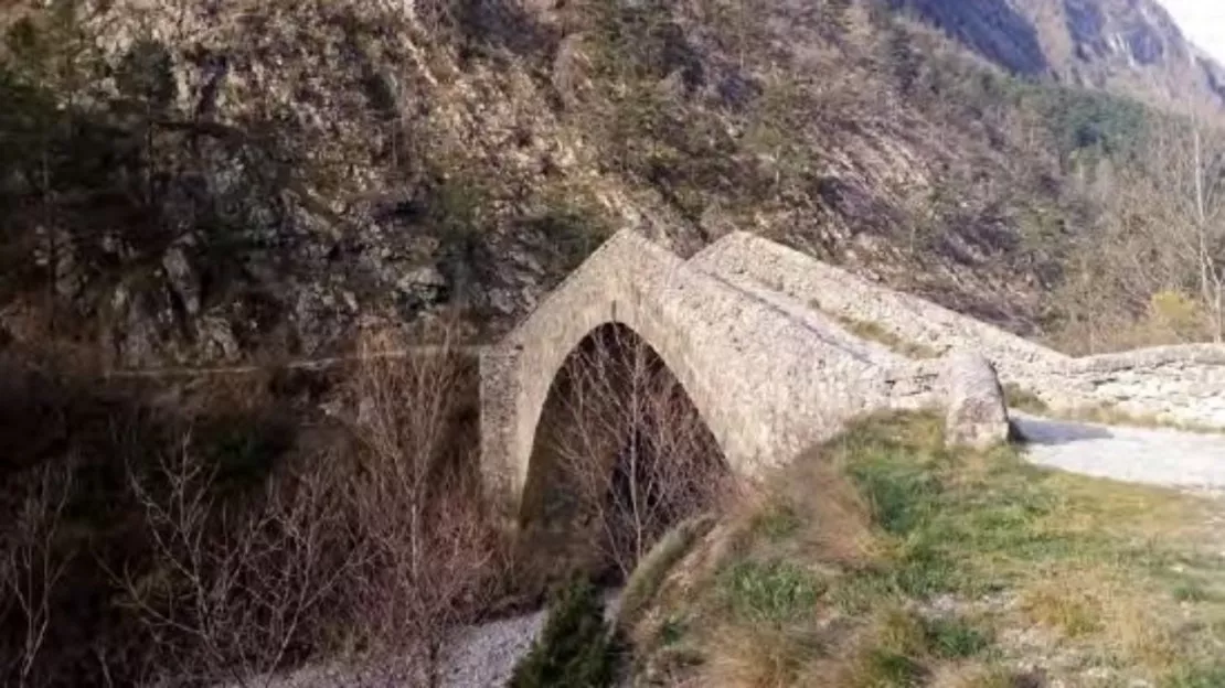 Alpes de Haute-Provence : le pont de la Reine Jeanne à Saint Benoit retenu par la Mission du Patrimoine