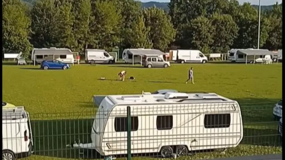 Alpes de Haute-Provence : une dizaine de caravanes de gens du voyage occupent le terrain de foot d'Aiglun