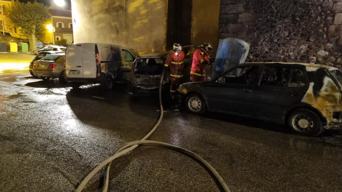 Alpes de Haute-Provence : une voiture en flammes contre le mur du clocher aux Mées