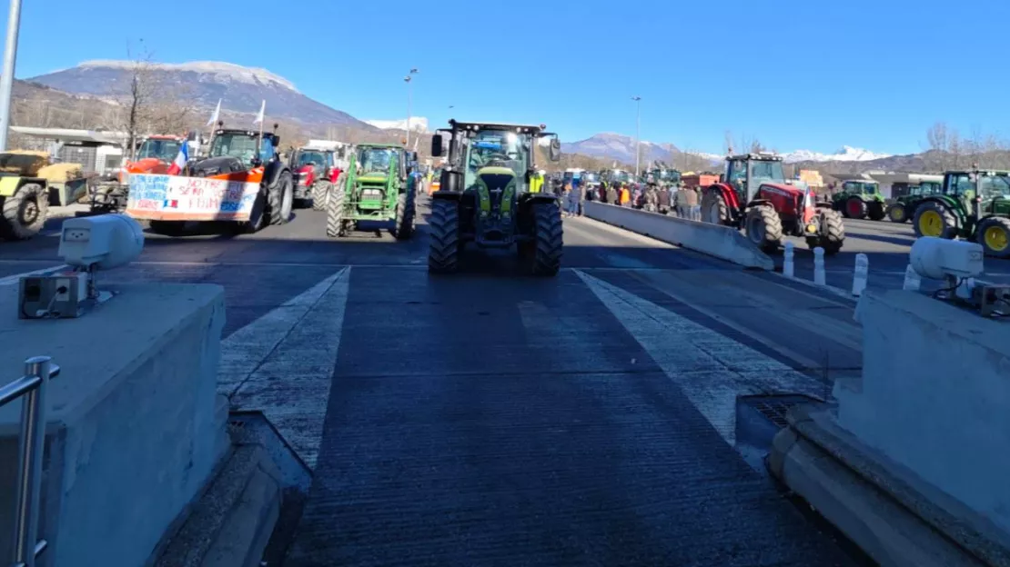 Alpes-du-Sud : la forte mobilisation des agriculteurs provoque l'interruption de la circulation sur l'autoroute A51