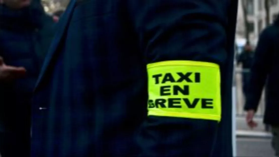 Alpes du Sud : les taxis en colère protestent à Aix-en-Provence TGV