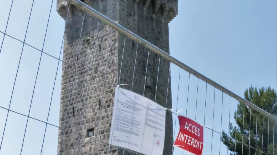 Haute-Provence : la Tour de l'Horloge menace de s'effondrer, des habitants évacués