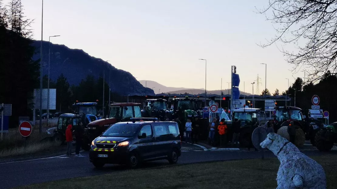 Haute-Provence : les agriculteurs filtrent les marchandises à l'entrée de l'A51 de Sisteron Nord
