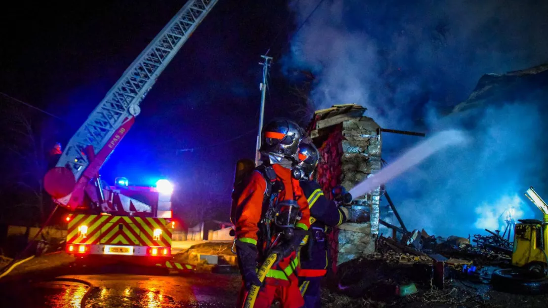 Haute-Provence : un incendie se déclare dans un corps de ferme à Aubenas-les-Alpes