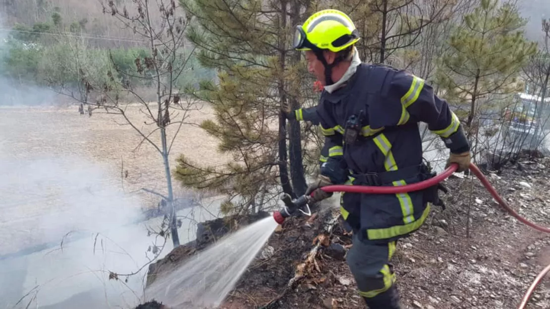 Haute-Provence : violent incendie à Vinon, deux pompiers blessés