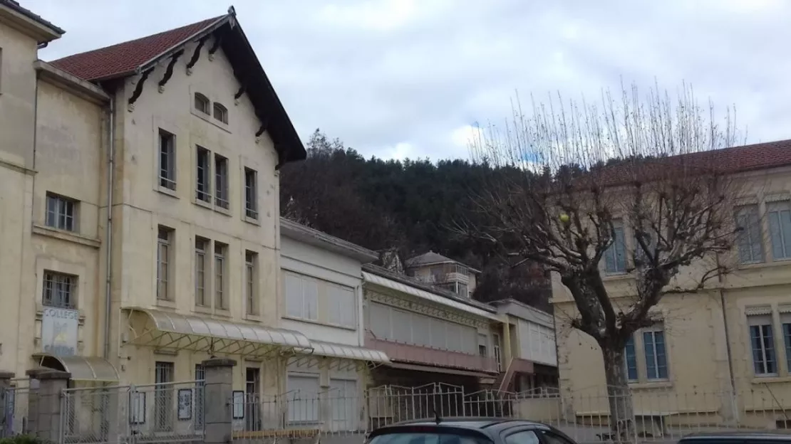 Hautes-Alpes : à cause des fuites d'eau, les professeurs du collège Centre de Gap débrayent