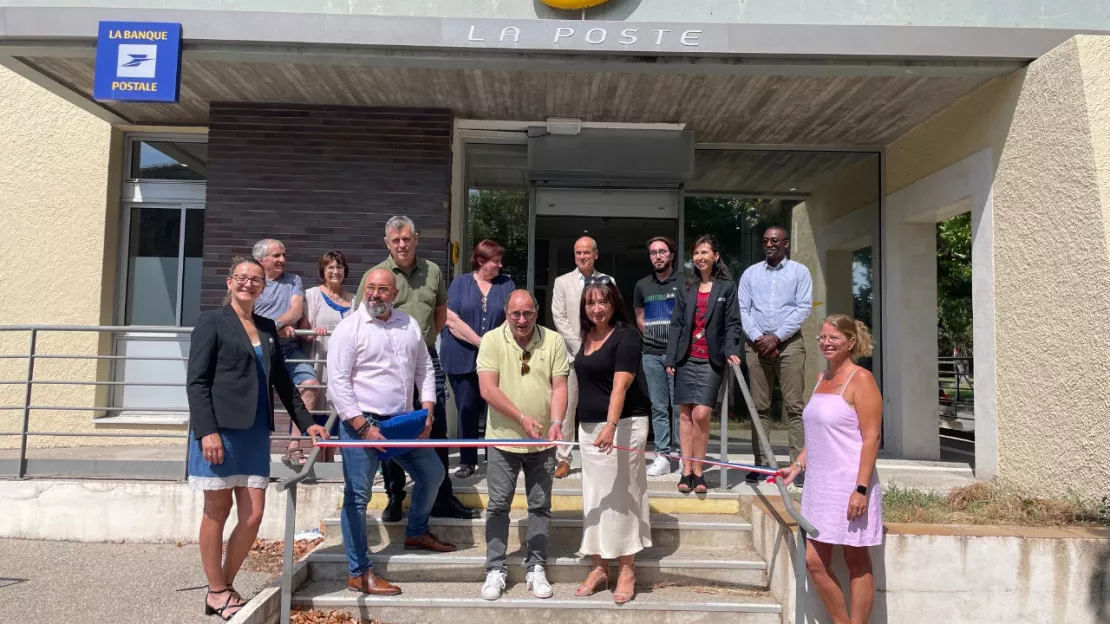 Hautes-Alpes : après l’incendie qui l’avait touché, le bureau de Poste de Laragne inauguré