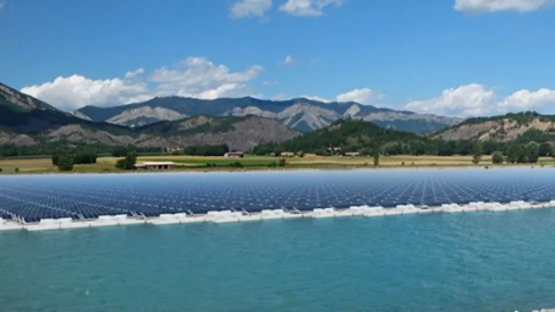 Hautes-Alpes : la centrale photovoltaïque flottante de Lazer pourra fonctionner même en cas de sécheresse