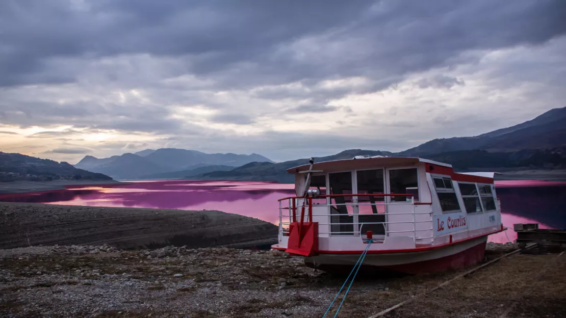 Hautes-Alpes : le lac de Serre-Ponçon coloré de rouge ?