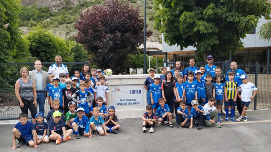 Hautes-Alpes : les jeunes footballeurs de l'Argentière rendent visite à leurs aînés