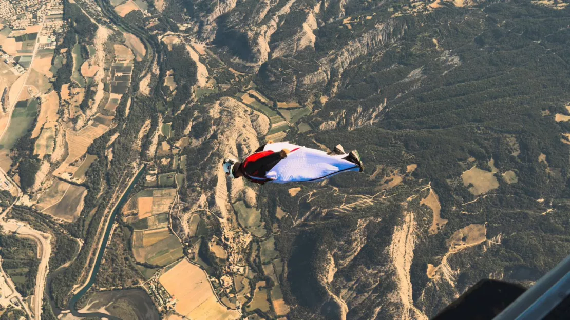 Hautes-Alpes : les yeux rivés au ciel pour les Championnats de France de parachutisme