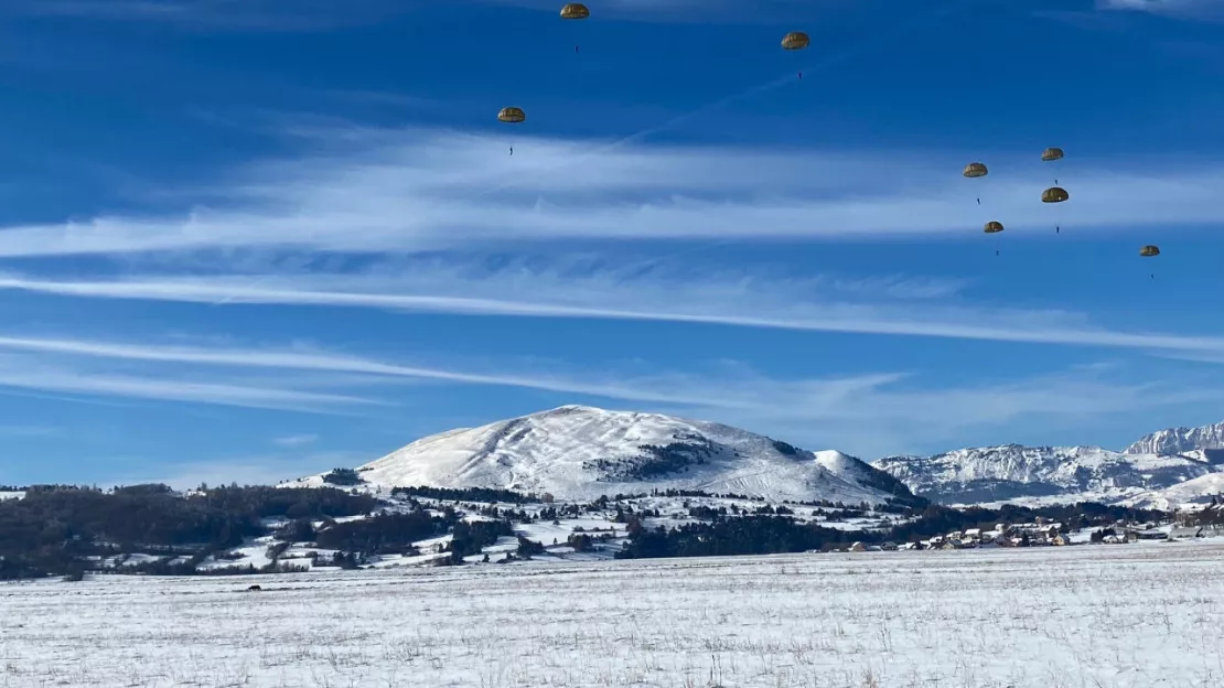 Hautes-Alpes : saut en parachute au-dessus d’Ancelle pour les élèves officiers de l’École de l’Air