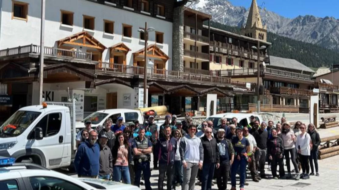 Hautes-Alpes : tout Montgenèvre réunie pour nettoyer la commune à l’aube de la saison estivale