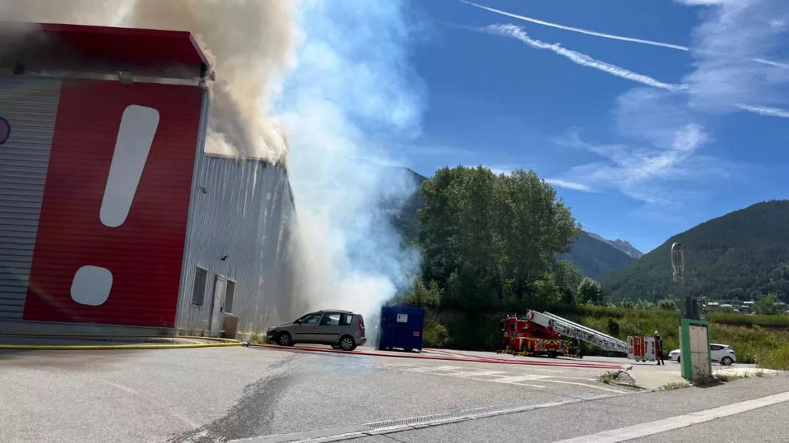 Hautes-Alpes : un incendie à Briançon, dans la zone d’activité sud