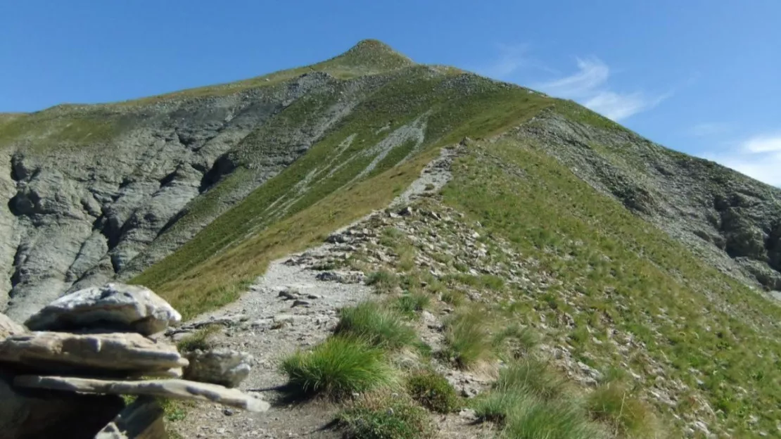 Hautes-Alpes : une randonneuse chute d’un ravin et se blesse grièvement