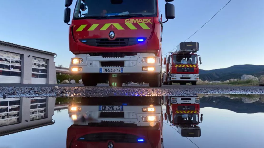 Hautes-Alpes : une trentaine de pompiers mobilisés dans un feu de maison à Laragne-Montéglin