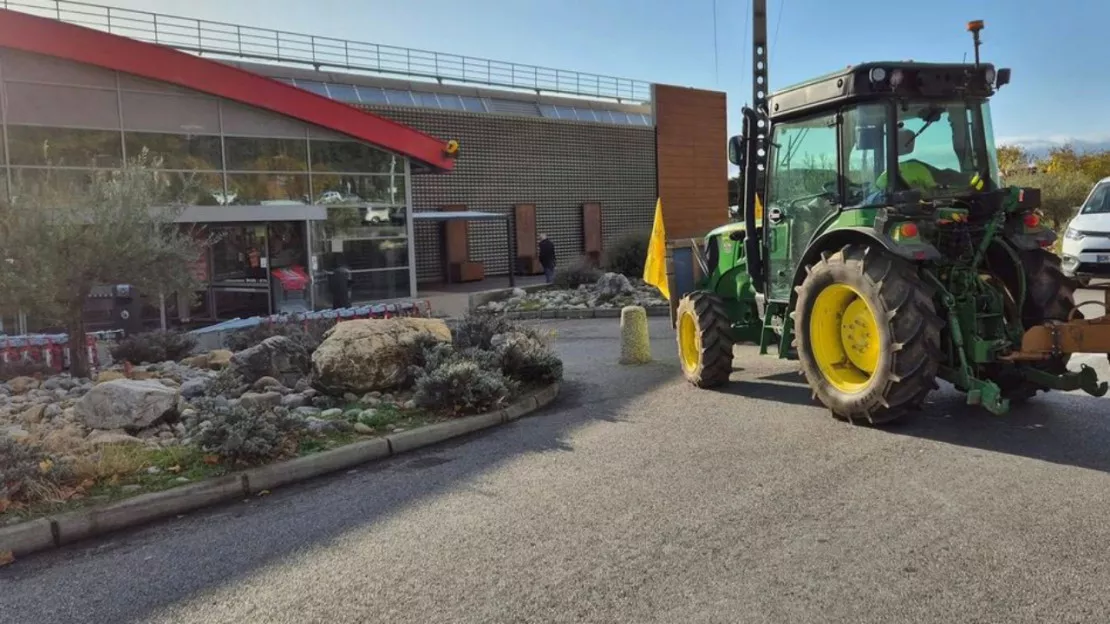 La Coordination Rurale mobilisée devant Auchan à Manosque