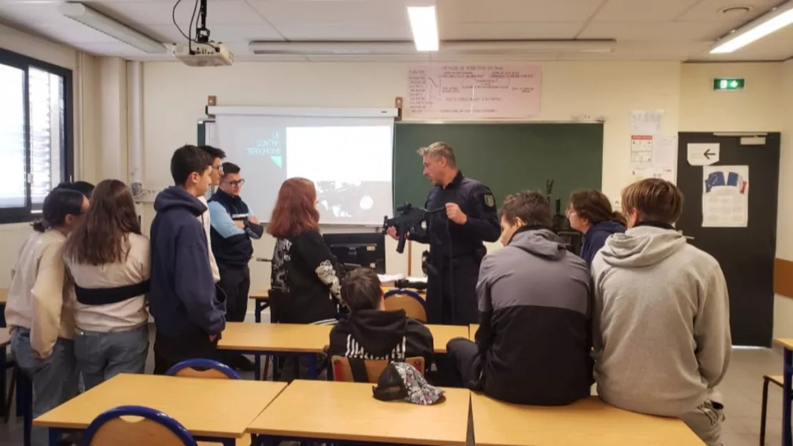 La gendarmerie en démonstration au collège Vauban de Briançon