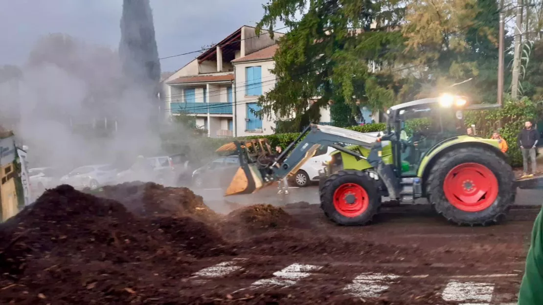 Manosque : action coup de poing des agriculteurs devant le centre des Finances Publiques