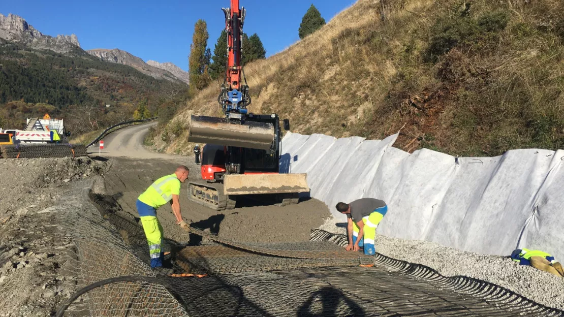 Un chantier routier réalisé en partie par les agents du Département des Hautes-Alpes