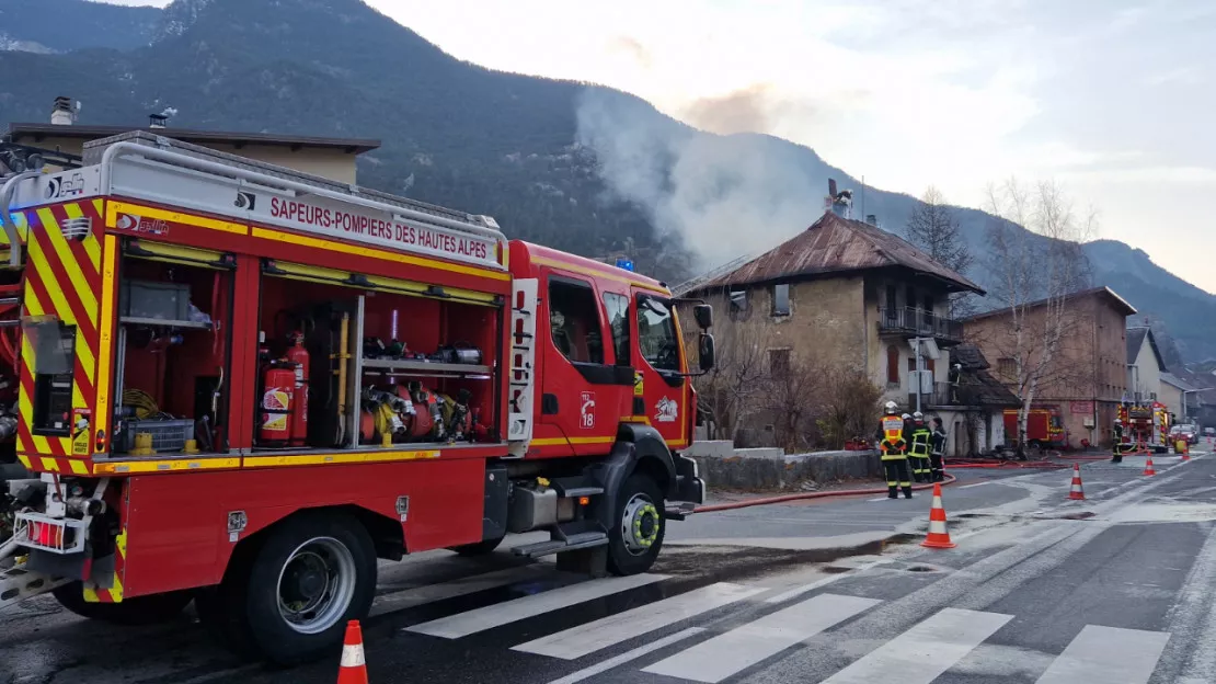 Un feu d'habitation à la Roche de Rame paralyse la RN94