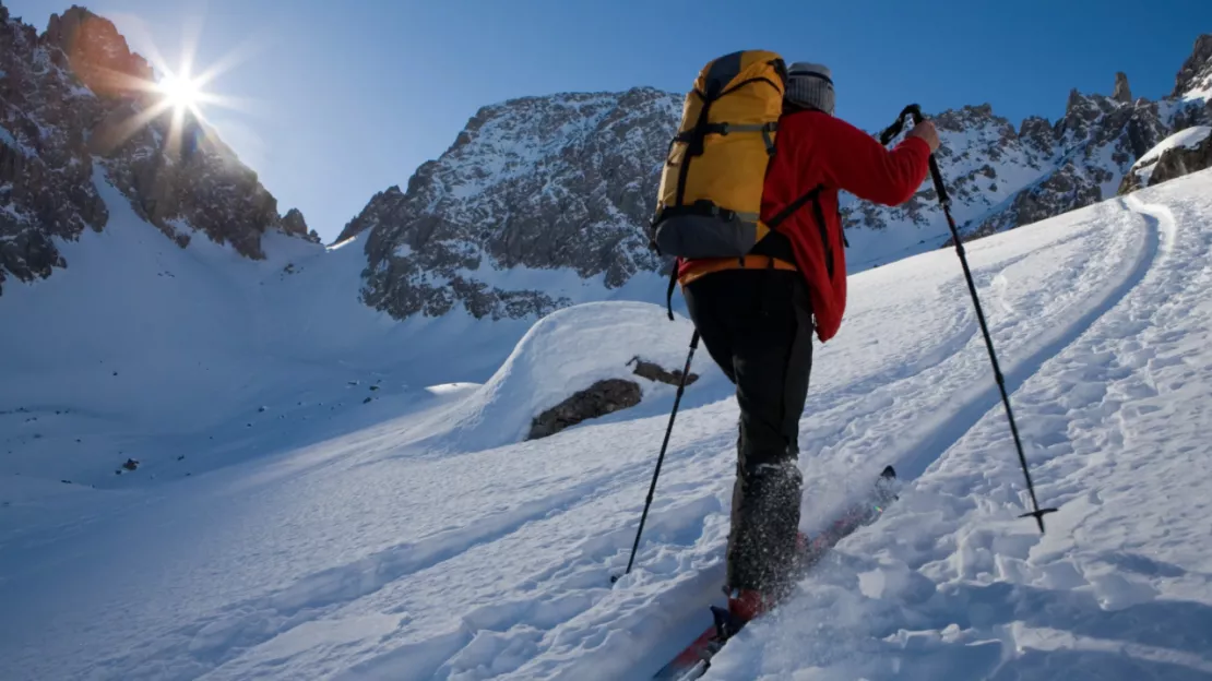 Une femme blessée après une randonnée en ski