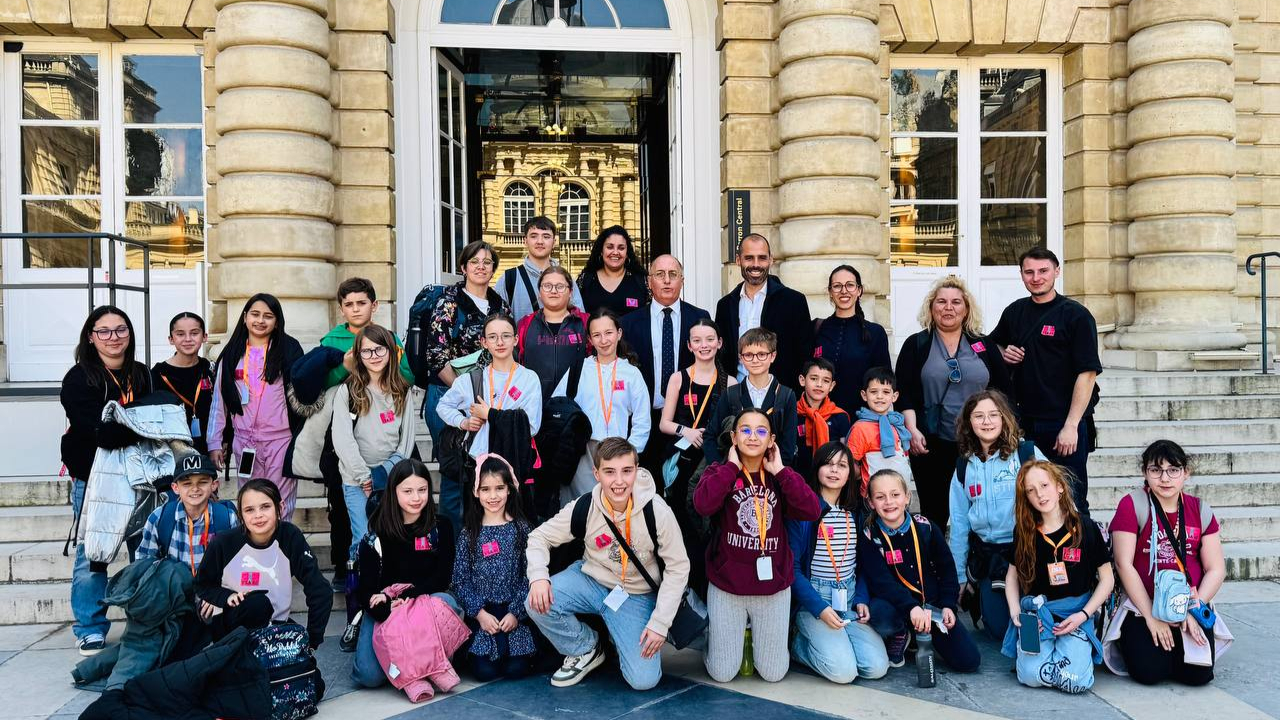 21 jeunes forcalqui&eacute;rens en voyage citoyen &agrave; Paris