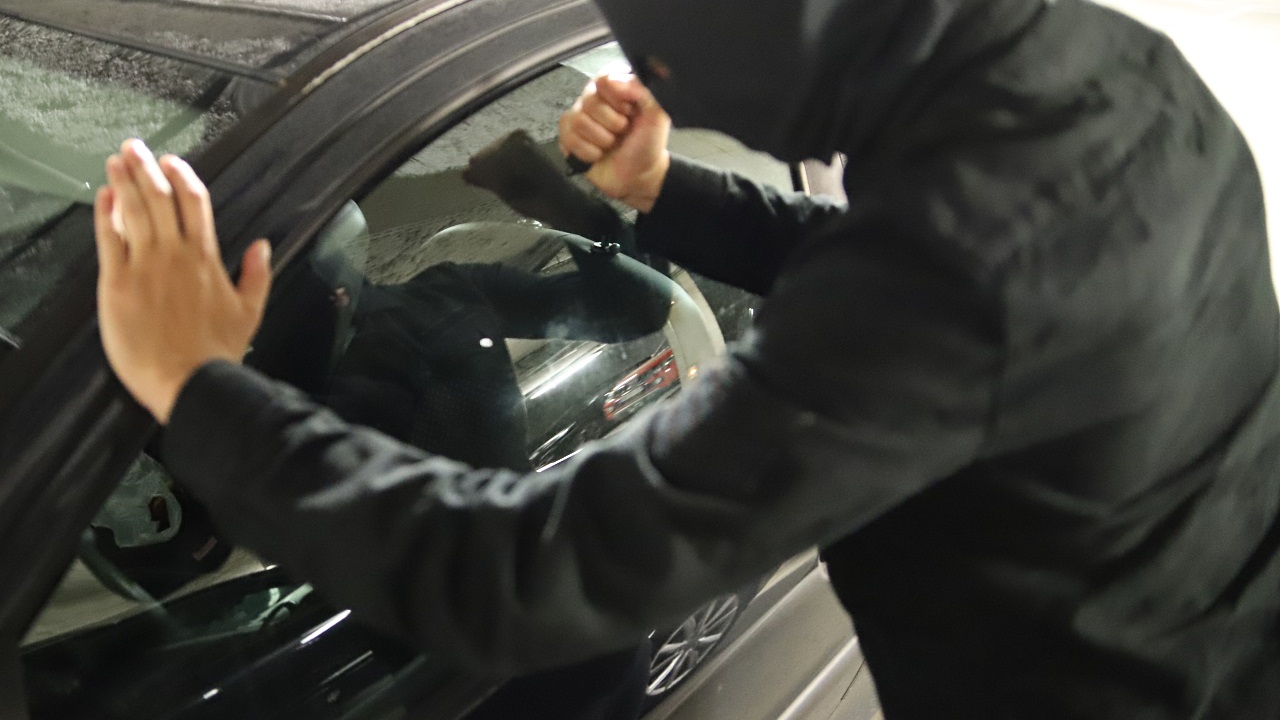 Alpes-de-Haute-Provence : en un mois, le voleur de capots avait désossé une trentaine de voitures Alpes-de-Haute-Provence : en un mois, le voleur de capots avait désossé une trentaine de voitures