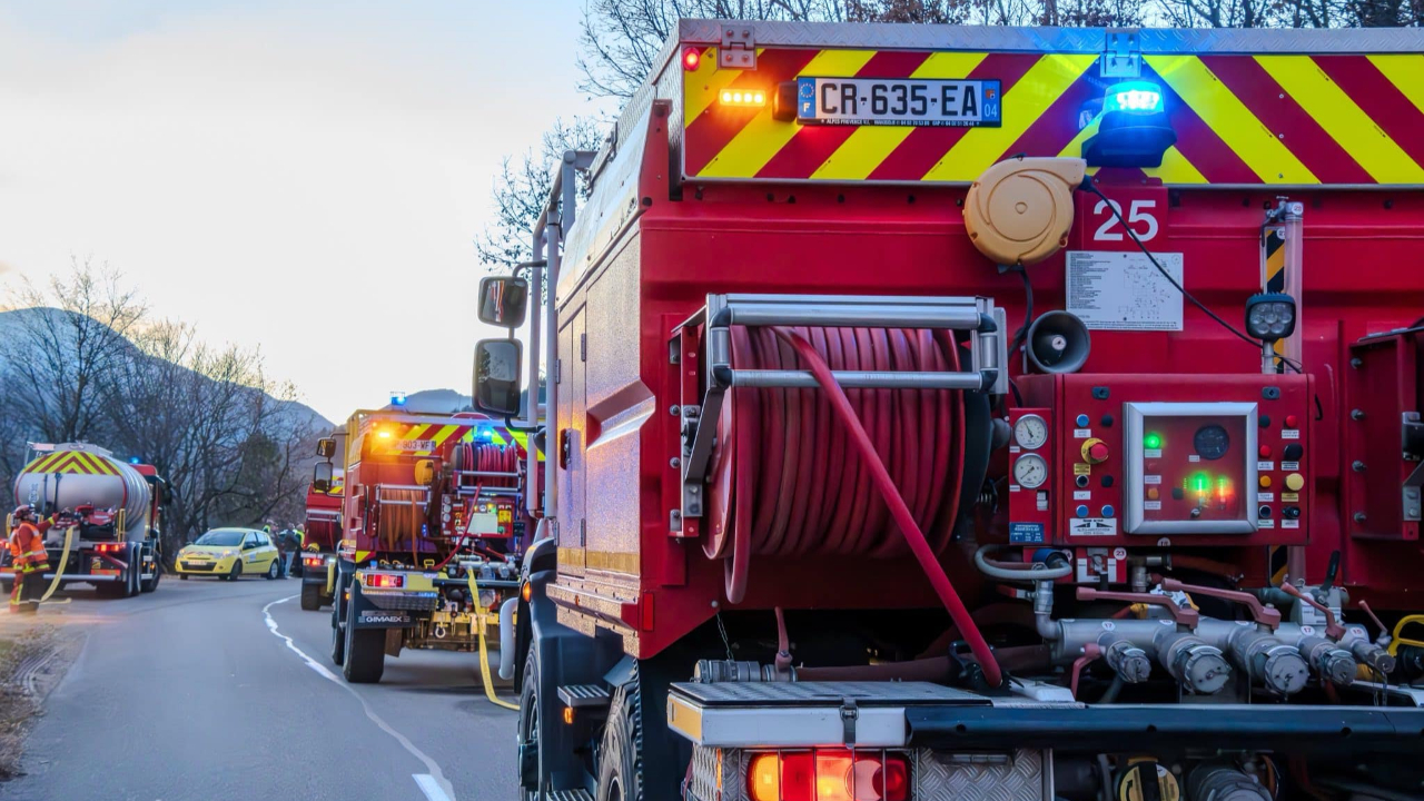 Alpes-de-Haute-Provence : sa voiture s'embrase après un accident, un jeune homme perd la vie Alpes-de-Haute-Provence : sa voiture s'embrase après un accident, un jeune homme perd la vie