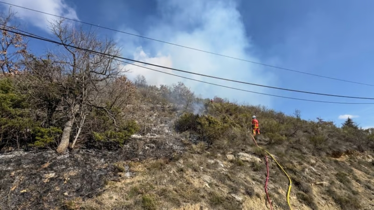 Alpes-de-Haute-Provence : une voiture en feu, l'incendie se propage sur plusieurs milliers de km2 de végétation Alpes-de-Haute-Provence : une voiture en feu, l'incendie se propage sur plusieurs milliers de km2 de végétation