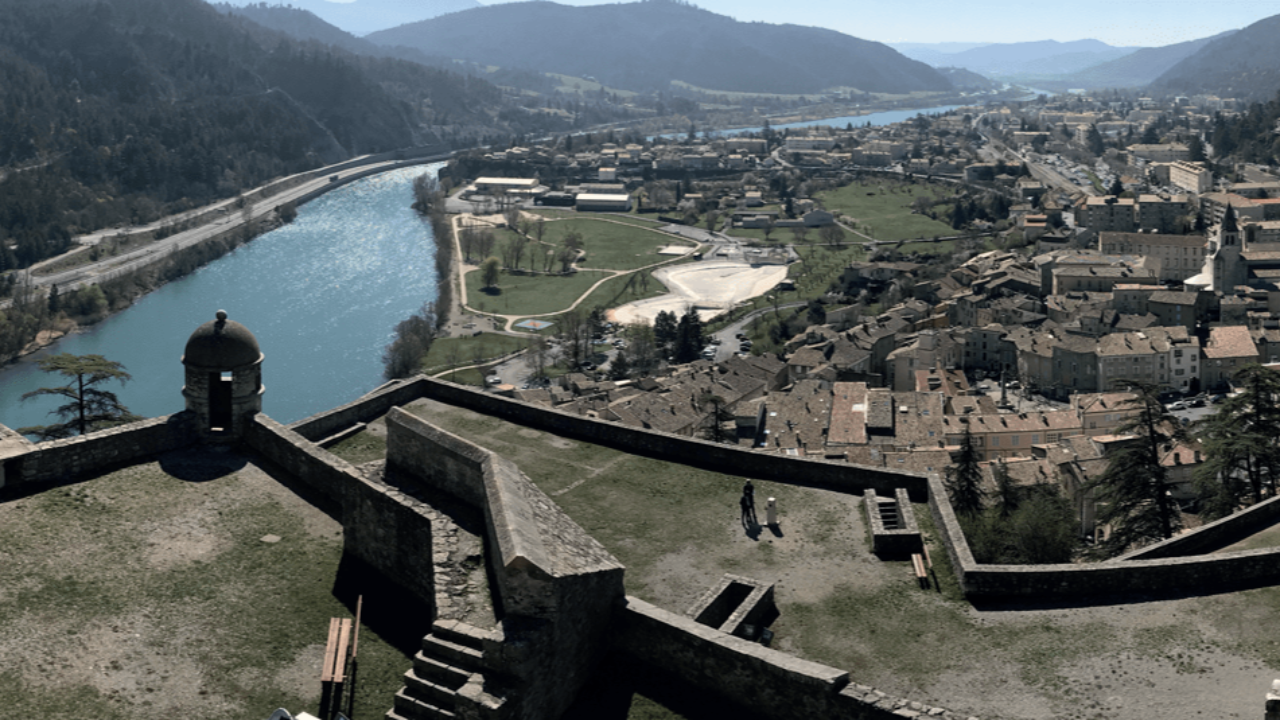 Haute-Provence : la Citadelle de Sisteron revêt ses habits de printemps
