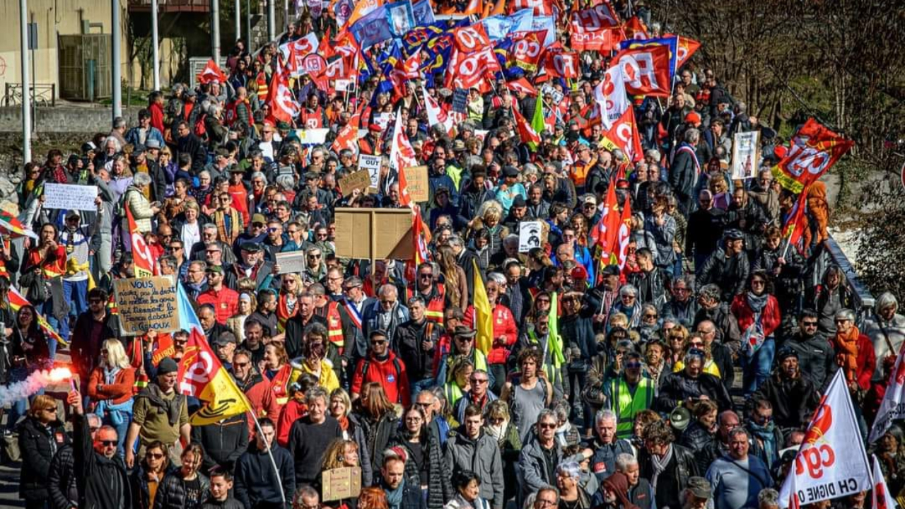 Alpes du Sud : des ordures déposées devant la préfecture à Digne les Bains Alpes du Sud : des ordures déposées devant la préfecture à Digne les Bains