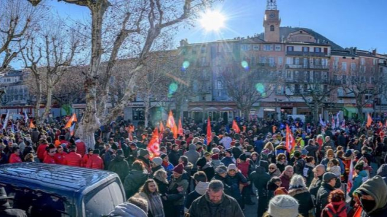 Alpes du Sud : retraites, un grand « non » en chaine humaine à Gap
