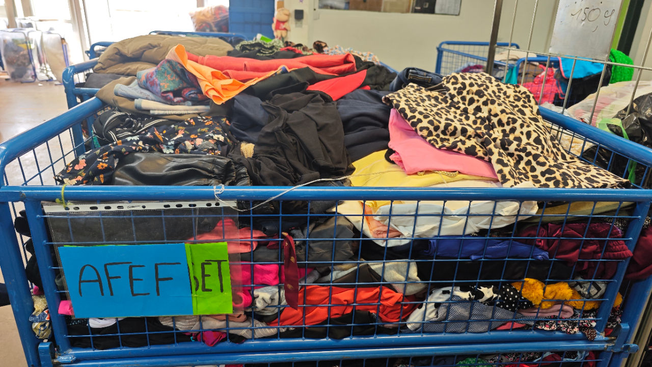 Collecte de vêtements : les associations saturées, les vêtements s’accumulent
