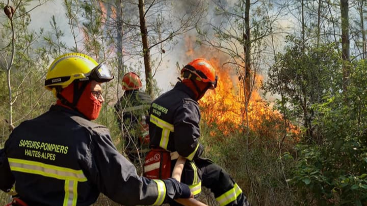 Des banderoles #TouchePasAmonPompier déployées dans les Hautes-Alpes Des banderoles #TouchePasAmonPompier déployées dans les Hautes-Alpes