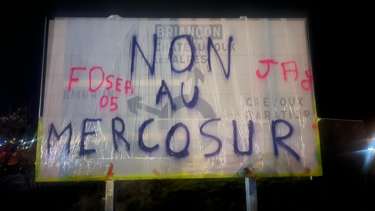 Des panneaux bâchés par les agriculteurs dans plusieurs communes des Hautes-Alpes Des panneaux bâchés par les agriculteurs dans plusieurs communes des Hautes-Alpes