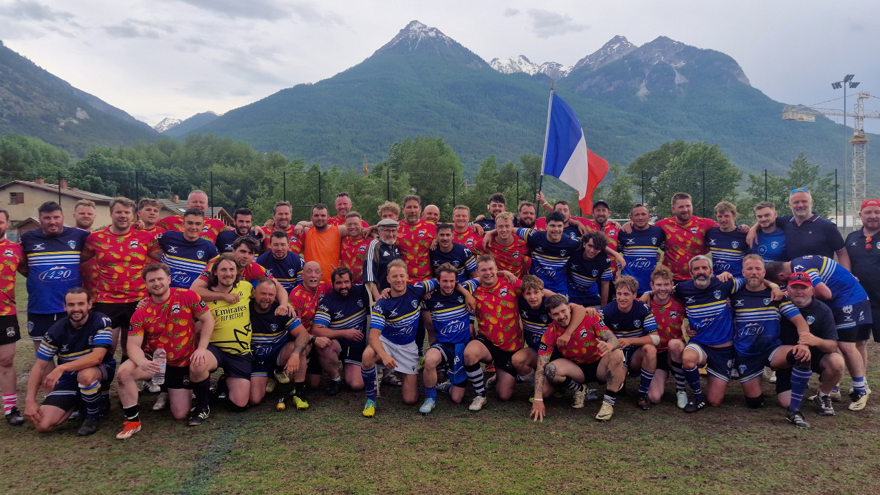 François Veauléger passe la balle à la tête du Rugby Club Briançon François Veauléger passe la balle à la tête du Rugby Club Briançon