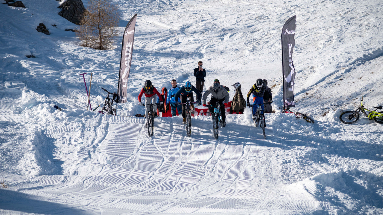 Haute-Provence : au Sauze, on dévale les pistes à deux roues et de nuit