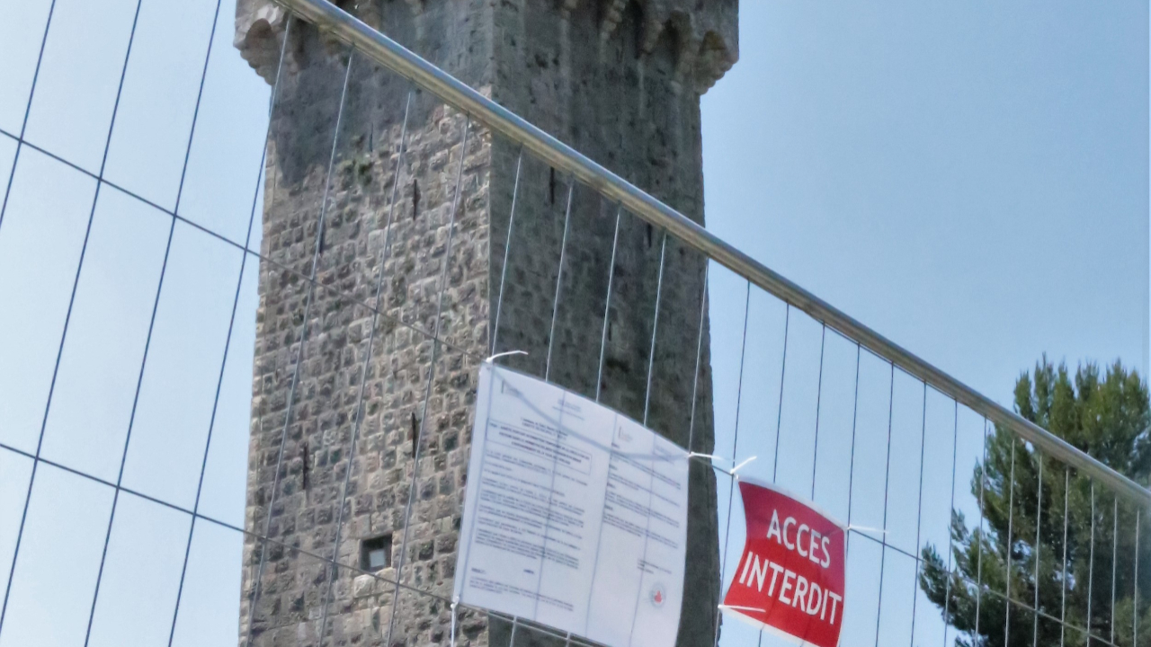 Haute-Provence : la Tour de l'Horloge menace de s'effondrer, des habitants &eacute;vacu&eacute;s