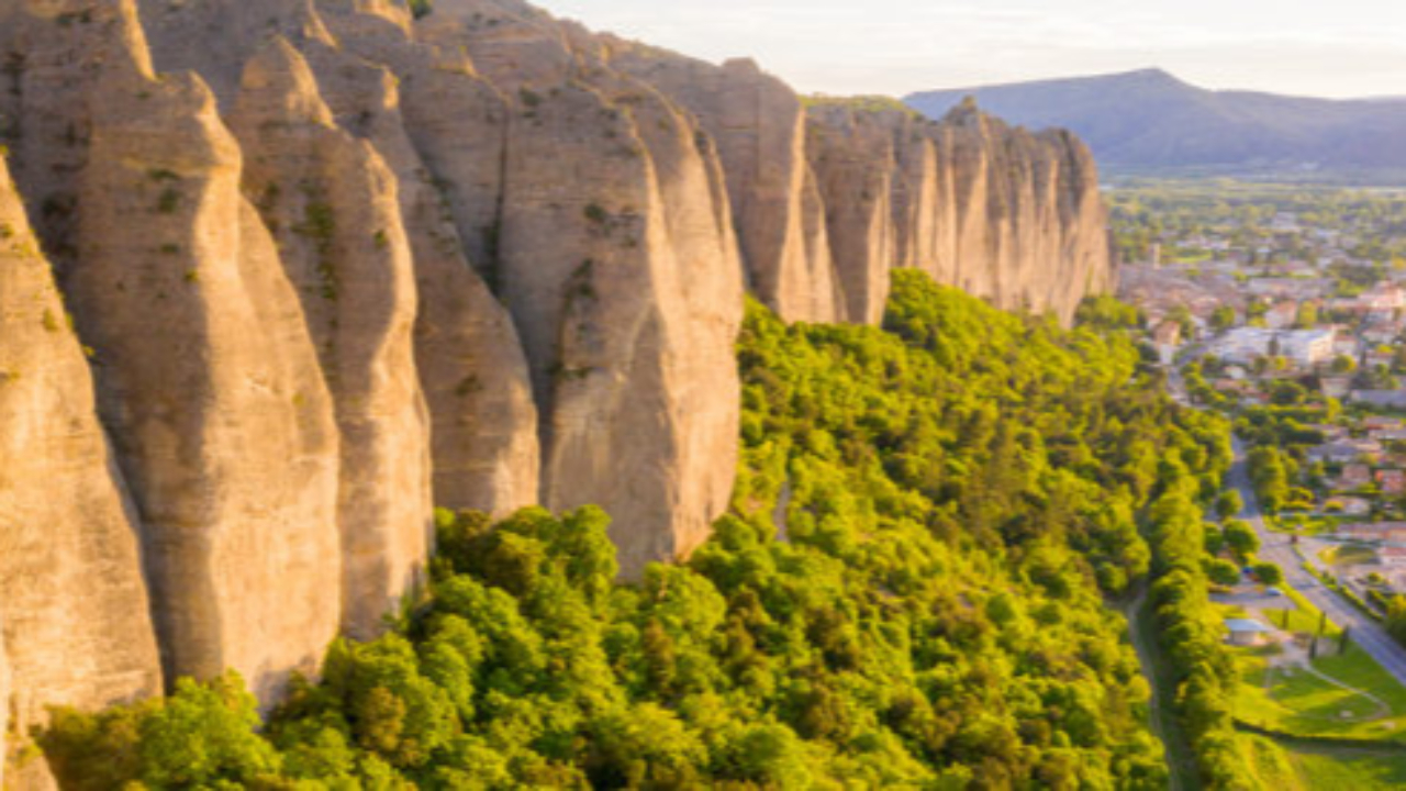 Haute-Provence : les Pénitents des Mées, théâtre d’une création originale