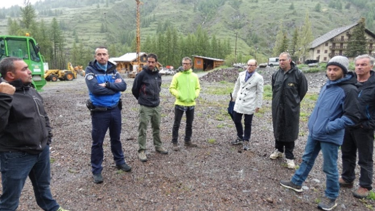 Hautes-Alpes : chiens de protection, des pistes pour réduire les incidents avec les promeneurs Hautes-Alpes : chiens de protection, des pistes pour réduire les incidents avec les promeneurs