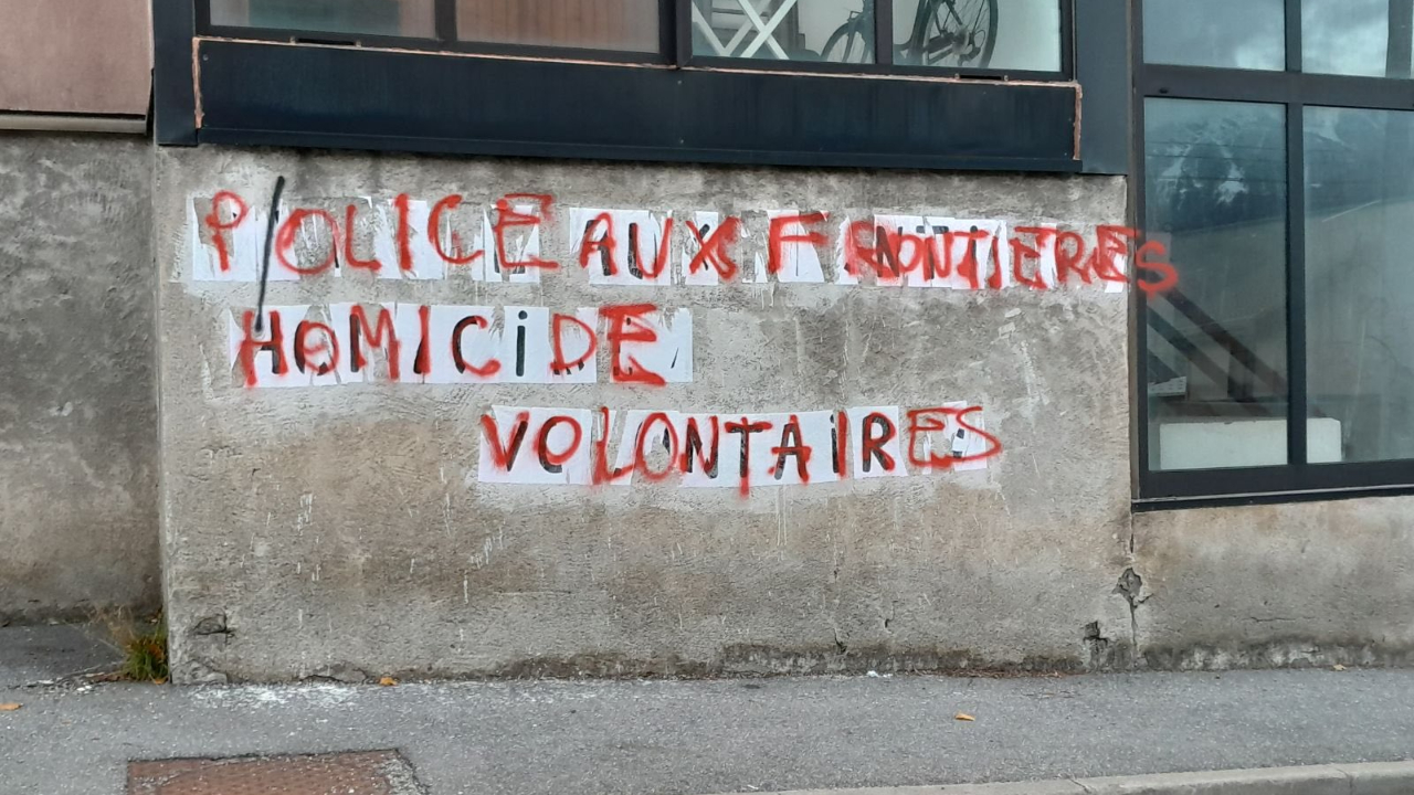 Hautes-Alpes : des tags anti-policiers découverts dans la ville de Briançon Hautes-Alpes : des tags anti-policiers découverts dans la ville de Briançon
