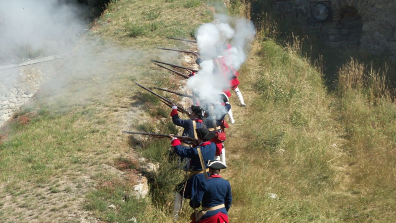 Hautes-Alpes : des visites de la cité Vauban avec des soldats en costume d'époque Hautes-Alpes : des visites de la cité Vauban avec des soldats en costume d'époque