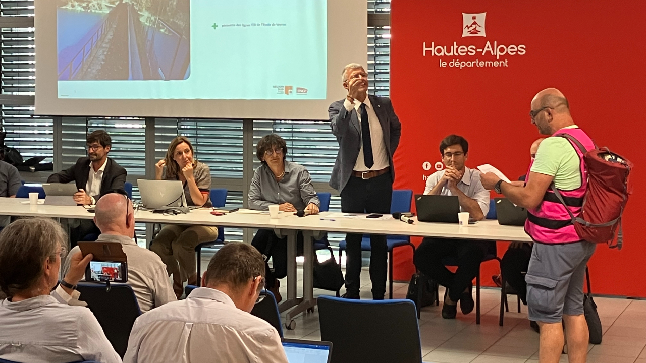 Hautes-Alpes : "guignol", "pas de la d&eacute;mocratie"... bras de fer entre J-P. Serrus et le collectif de l'&eacute;toile ferroviaire de Veynes