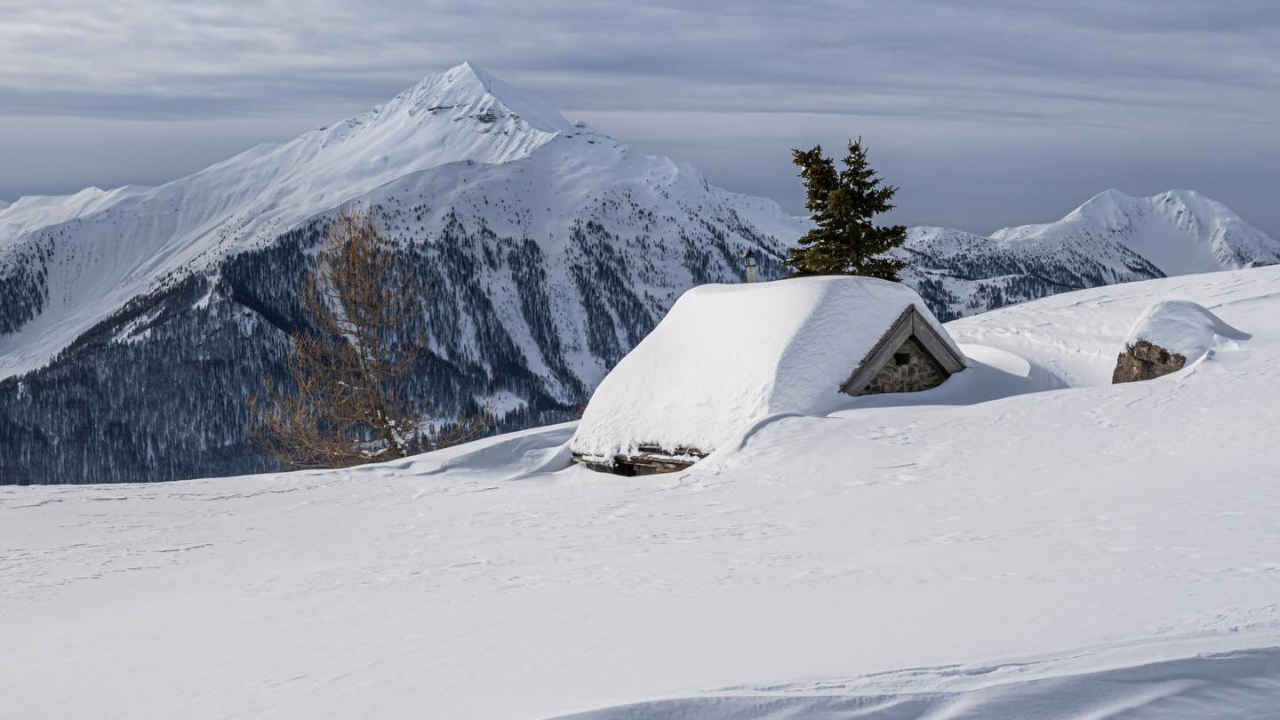 Hautes-Alpes : l’accès au village de Prapic coupé par deux avalanches, jusqu’à 4 mètres de neige sur la route Hautes-Alpes : l’accès au village de Prapic coupé par deux avalanches, jusqu’à 4 mètres de neige sur la route